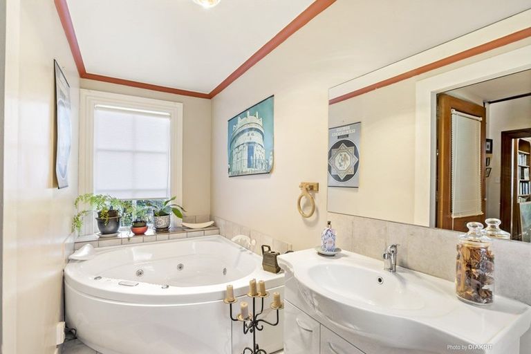 Photo of property in 11 Guildford Terrace, Thorndon, Wellington, 6011