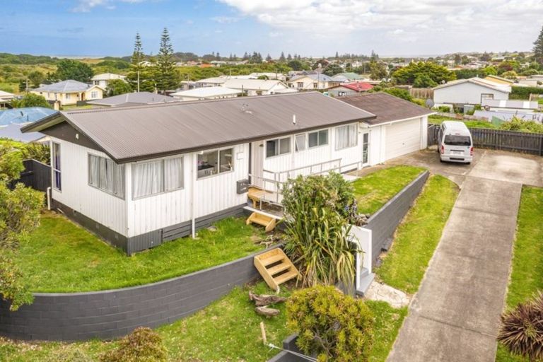 Photo of property in 9 Carson Street, Castlecliff, Whanganui, 4501