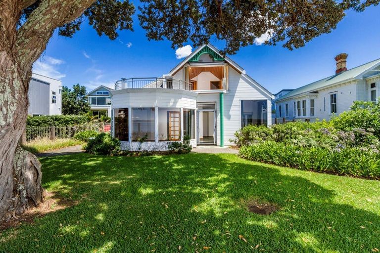 Photo of property in 30 Oxford Terrace, Coromandel, 3506