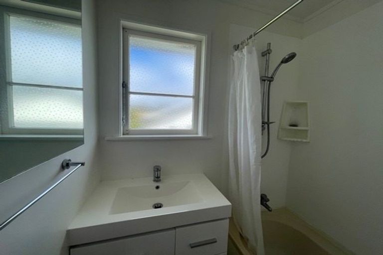 Photo of property in 60 St Leonards Road, Kelston, Auckland, 0602