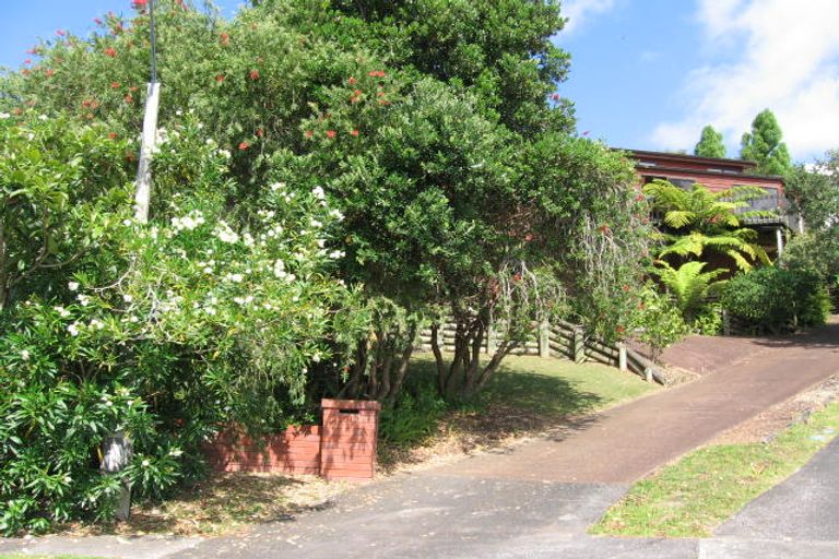 Photo of property in 20 Valdese Rise, Browns Bay, Auckland, 0630