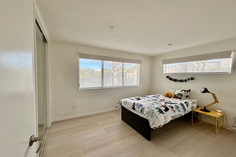 Photo of property in 2 Trias Road, Totara Vale, Auckland, 0629