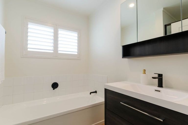 Photo of property in 26 Whiting Grove, West Harbour, Auckland, 0618