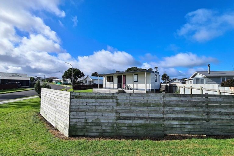 Photo of property in 13 Hickey Place, Opunake, 4616