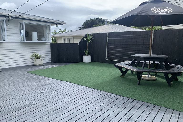 Photo of property in 45 Turville Crescent, Newlands, Wellington, 6037