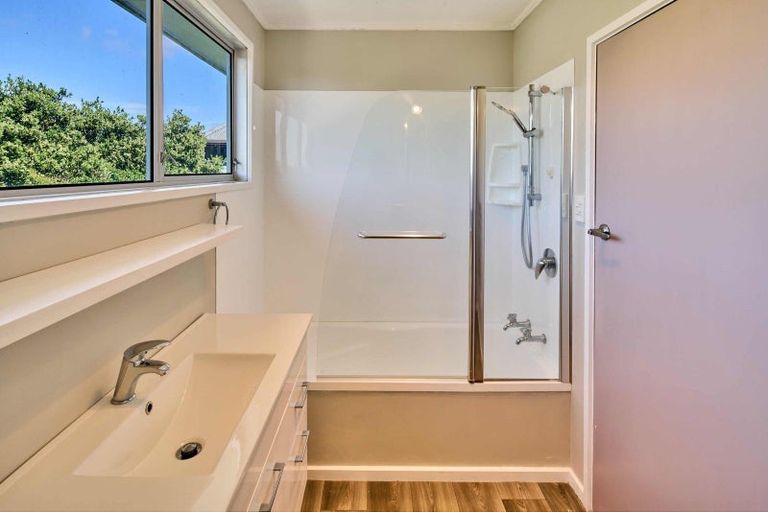 Photo of property in 17 Rembrandt Avenue, Tawa, Wellington, 5028