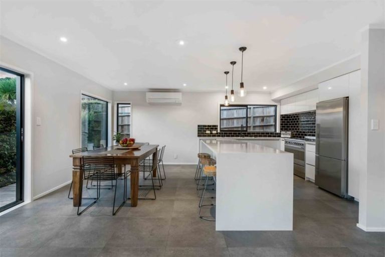 Photo of property in 595/93 Beach Road, Castor Bay, Auckland, 0620