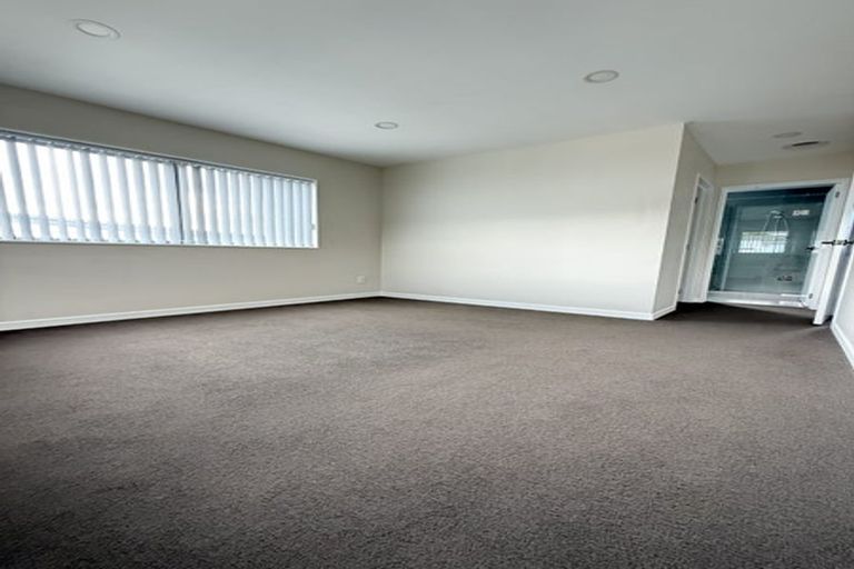 Photo of property in 4 Kearney Place, Massey, Auckland, 0614
