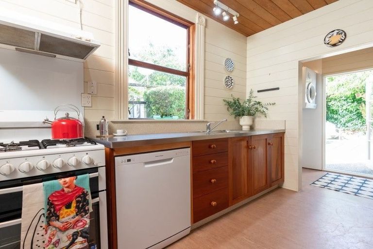 Photo of property in 16 Caroline Street, Mount Victoria, Wellington, 6011