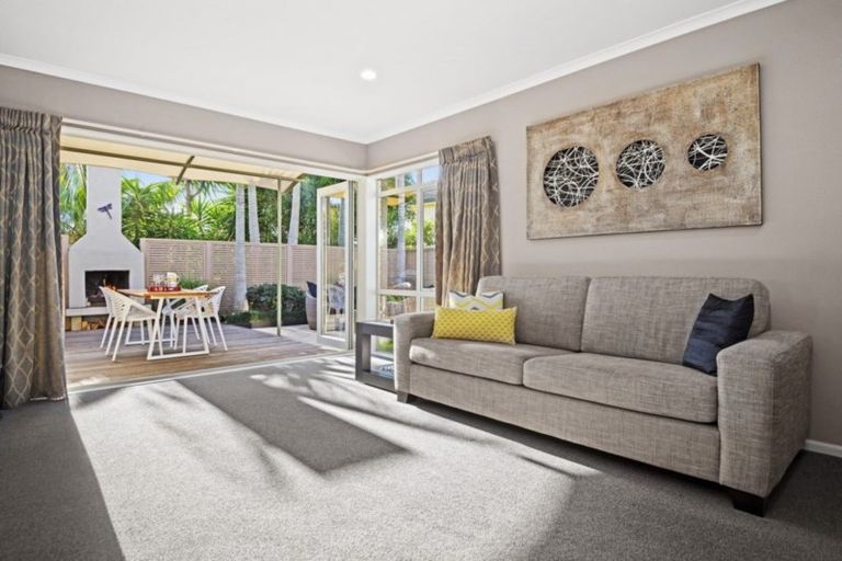 Photo of property in 40 Moyrus Crescent, East Tamaki Heights, Auckland, 2016