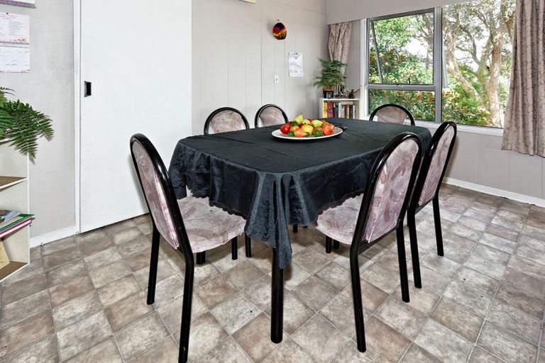 Photo of property in 112 Vodanovich Road, Te Atatu South, Auckland, 0610