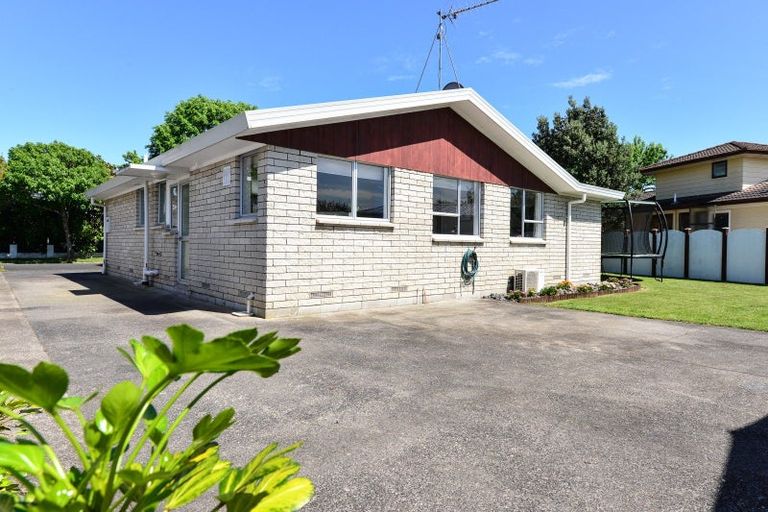 Photo of property in 102 Oakfield Crescent, Pukete, Hamilton, 3200