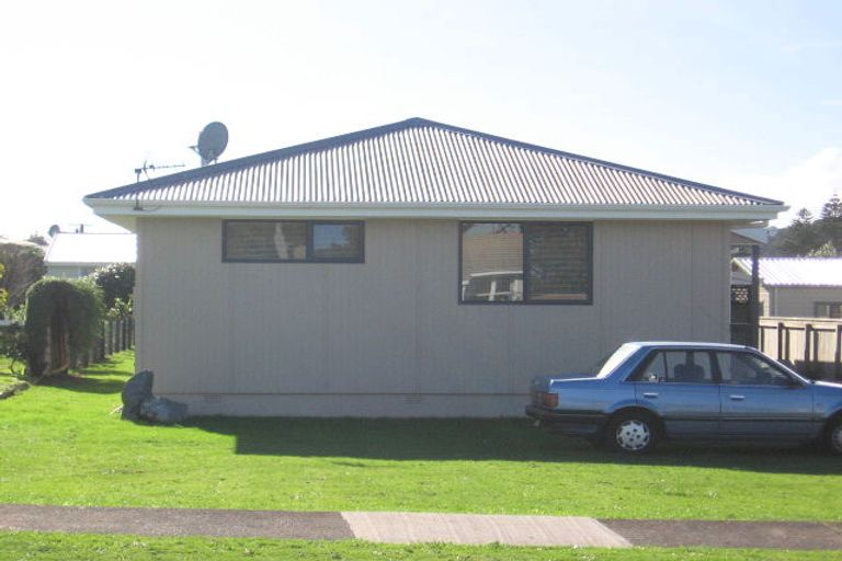 Photo of property in 28 Whanga Crescent, Titahi Bay, Porirua, 5022