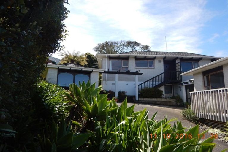 Photo of property in 2/9 Seaton Road, Murrays Bay, Auckland, 0630