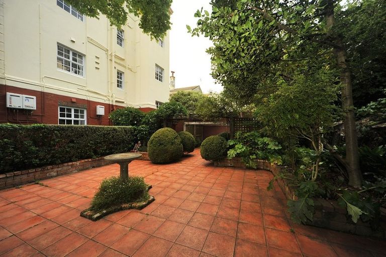 Photo of property in Chevening Flats, 90 Salamanca Road, Kelburn, Wellington, 6012