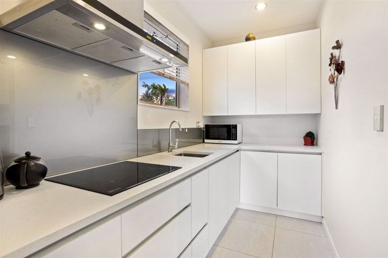 Photo of property in 18 Kahika Grove, Huapai, Kumeu, 0810