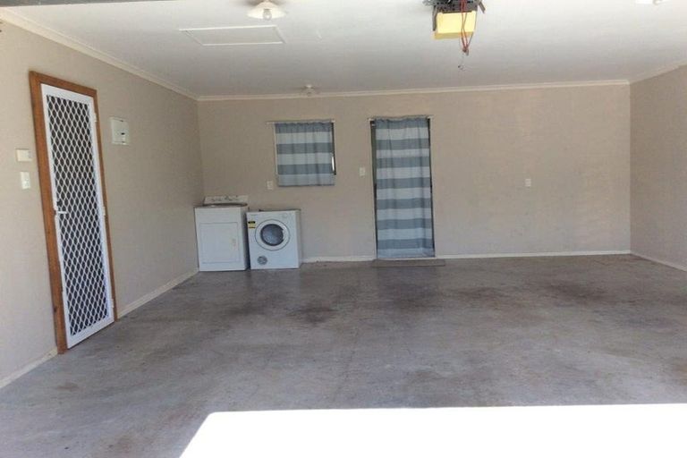 Photo of property in 2 Baltic Place, Goodwood Heights, Auckland, 2105