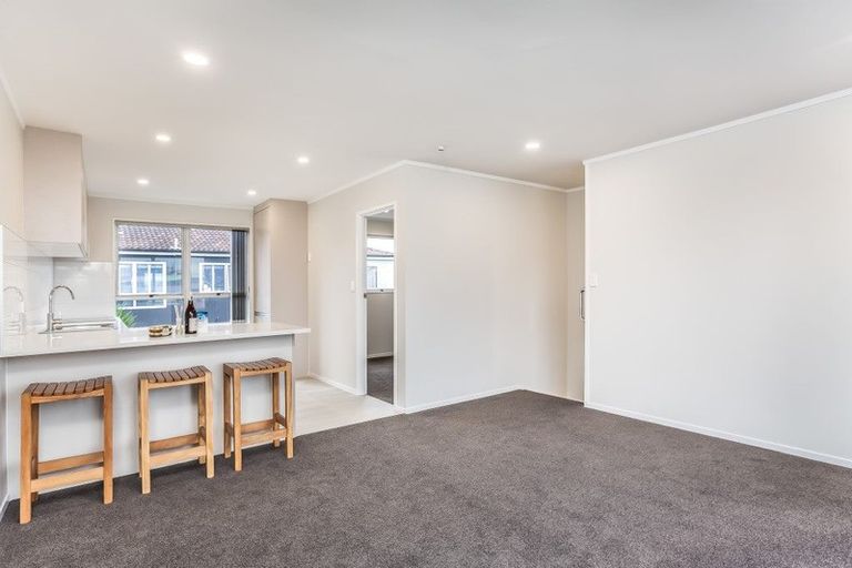 Photo of property in 2/47 Point Chevalier Road, Point Chevalier, Auckland, 1022