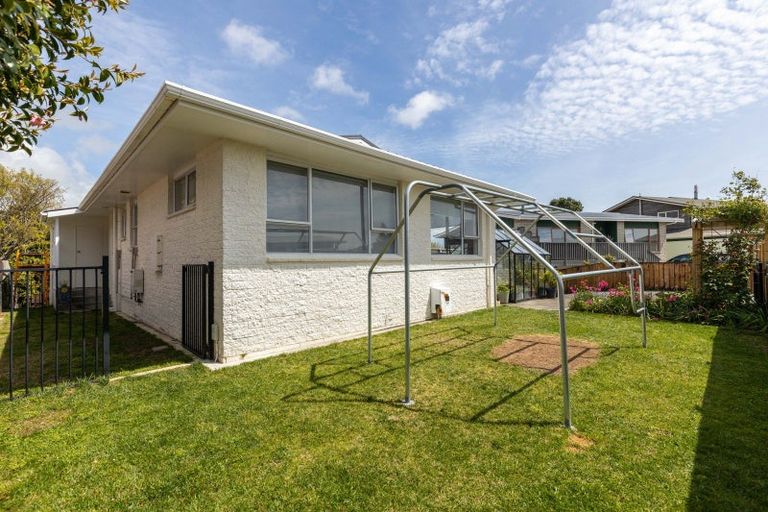 Photo of property in 17 Longview Drive, Merrilands, New Plymouth, 4312