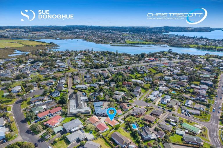 Photo of property in 12a Eagle Place, Red Beach, 0932