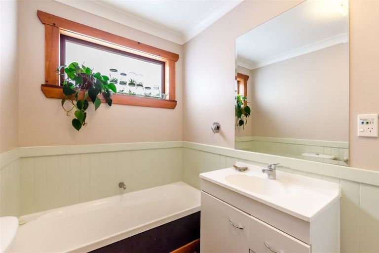 Photo of property in 72 Tilley Road, Paekakariki, 5034