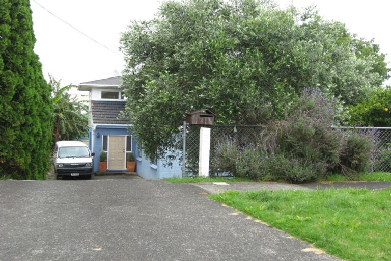 Photo of property in 4 Kiekie Road, Mangere Bridge, Auckland, 2022