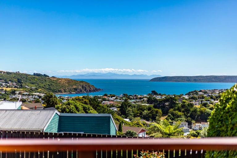 Photo of property in 131 Gloaming Hill, Titahi Bay, Porirua, 5022