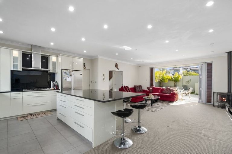 Photo of property in 11 Mistral Place, West Harbour, Auckland, 0618