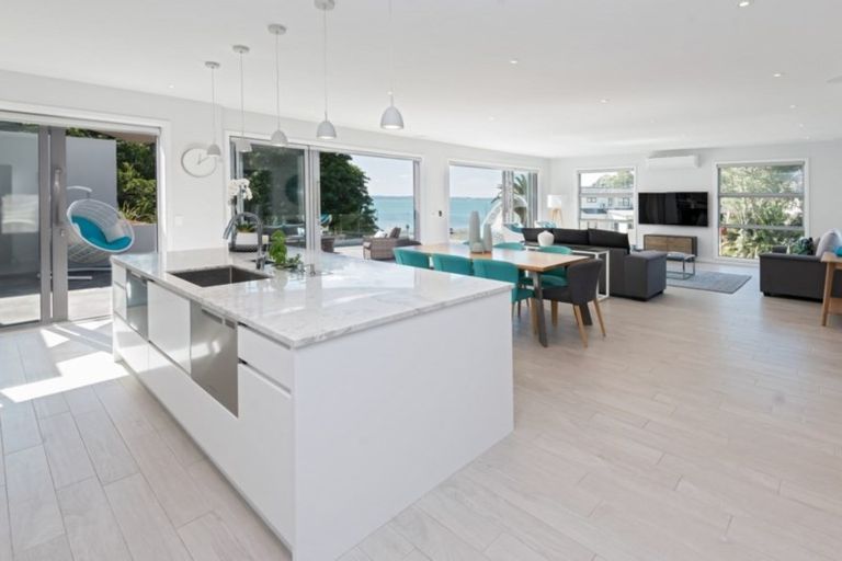 Photo of property in 208 Mellons Bay Road, Mellons Bay, Auckland, 2014