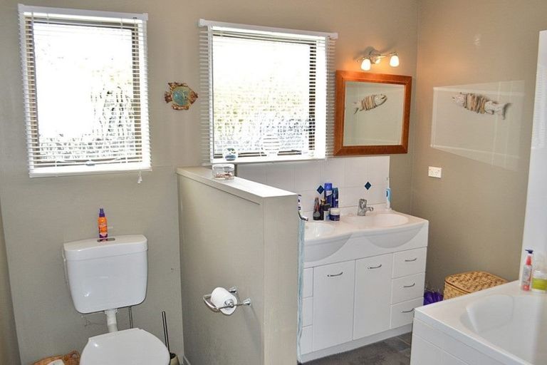 Photo of property in 11 Renata Road, Otaki, 5512