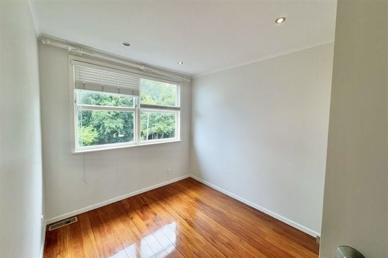 Photo of property in 19 Awaroa Road, Sunnyvale, Auckland, 0612