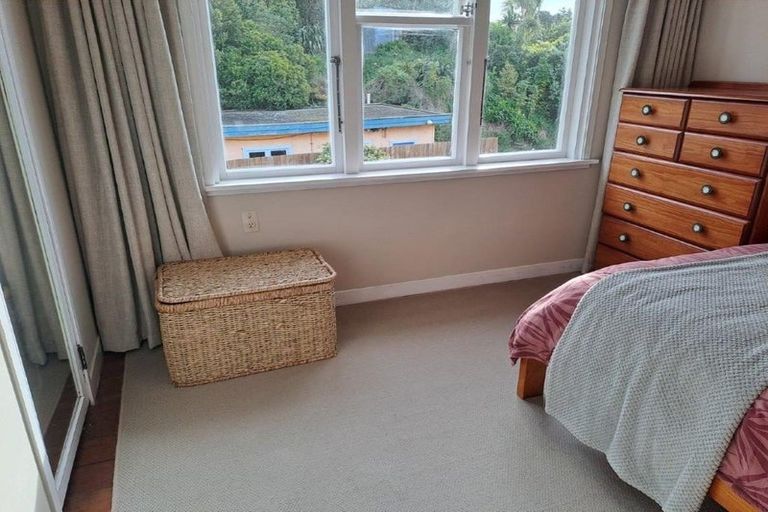 Photo of property in 102 Glanmire Road, Newlands, Wellington, 6037