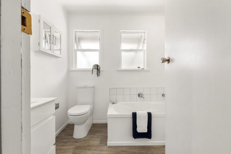 Photo of property in 18 Batchelor Street, Newlands, Wellington, 6037