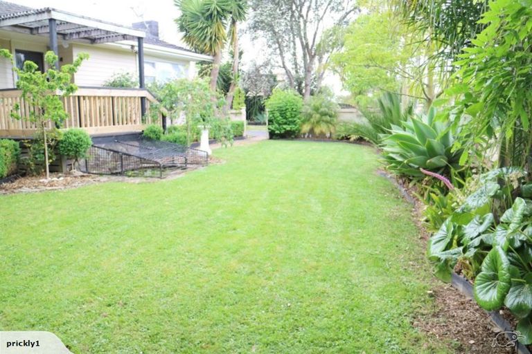 Photo of property in 2 Taupo Street, Green Bay, Auckland, 0604