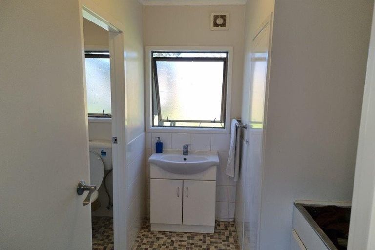 Photo of property in 37 Graham Avenue, Te Atatu Peninsula, Auckland, 0610