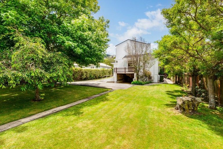 Photo of property in 3 Romney Square, Tawa, Wellington, 5028