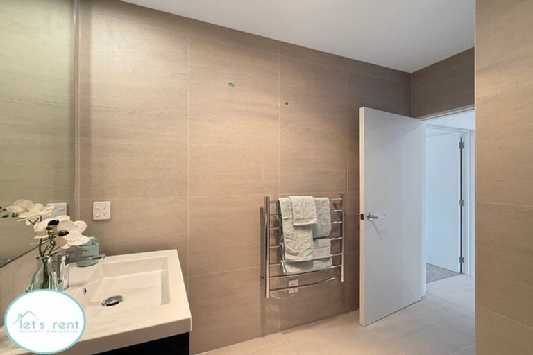 Photo of property in 2 Tara Lane, Manurewa, 2102