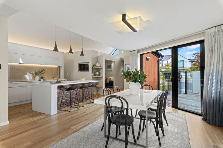 Photo of property in 15 Saint Andrews Square, Strowan, Christchurch, 8052