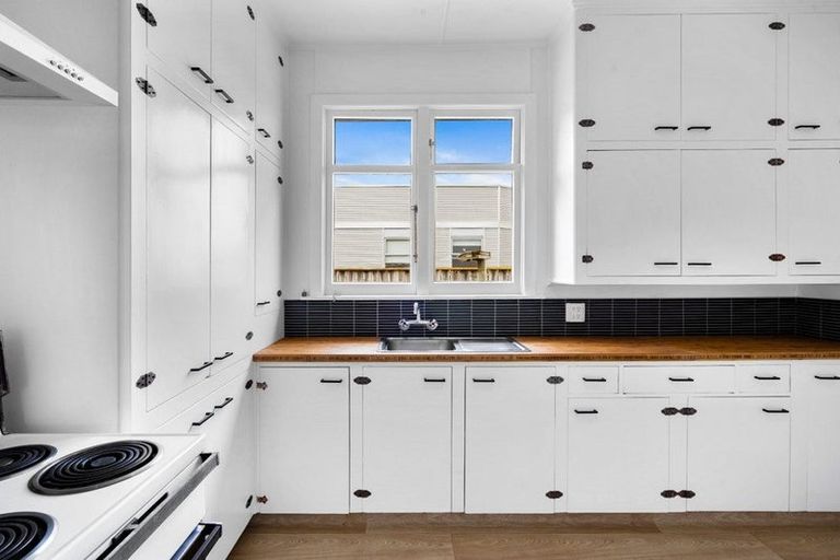 Photo of property in 142 Carlyle Street, Napier South, Napier, 4110