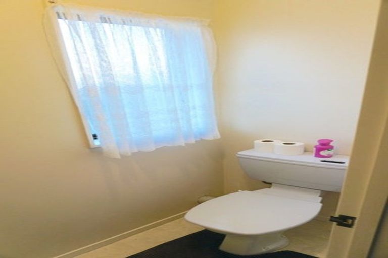 Photo of property in 2/14 Sandgate Avenue, Botany Downs, Auckland, 2010