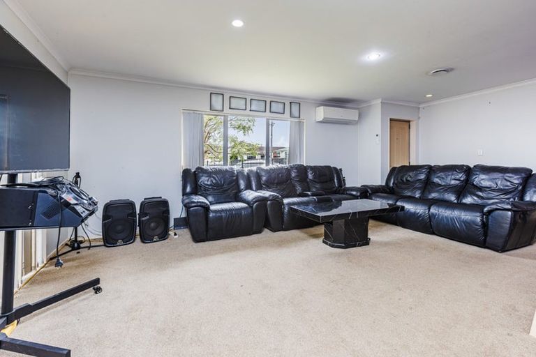 Photo of property in 35 Peverill Crescent, Papatoetoe, Auckland, 2025