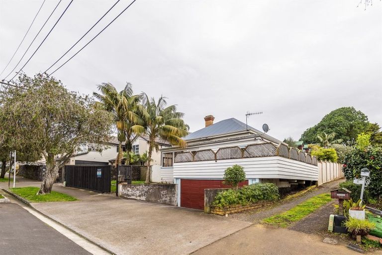 Photo of property in 4 Woodbine Avenue, Greenlane, Auckland, 1051