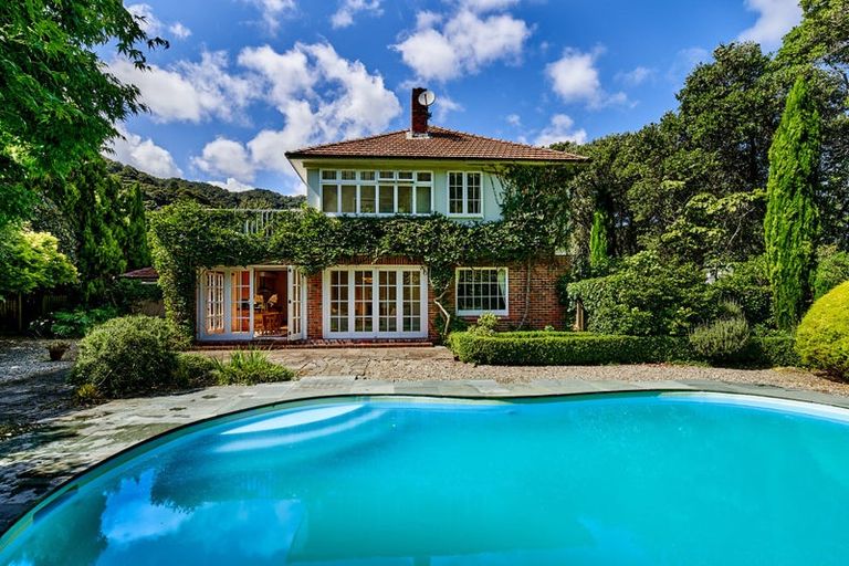 Photo of property in 2 Dillon Street, Lowry Bay, Lower Hutt, 5013