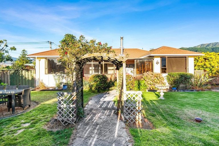 Photo of property in 2 Te Miti Street, Paekakariki, 5034