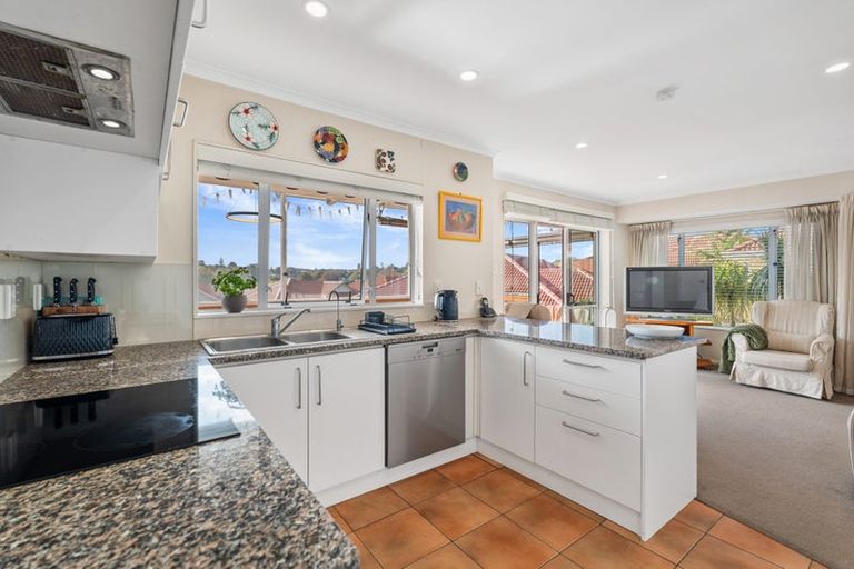 Photo of property in 31 Gillett Place, Botany Downs, Auckland, 2014