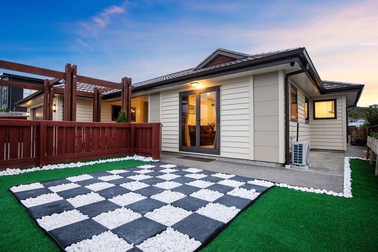 Photo of property in 16 Frances Brown Avenue, Aotea, Porirua, 5024