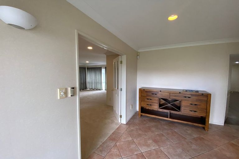 Photo of property in 10 Mullagh Place, East Tamaki Heights, Auckland, 2016