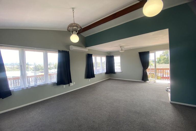 Photo of property in 5 Gregg Place, Sunnyvale, Auckland, 0612