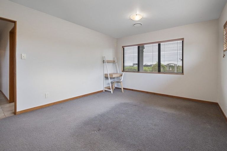 Photo of property in 33 Ruapehu Drive, Fitzherbert, Palmerston North, 4410