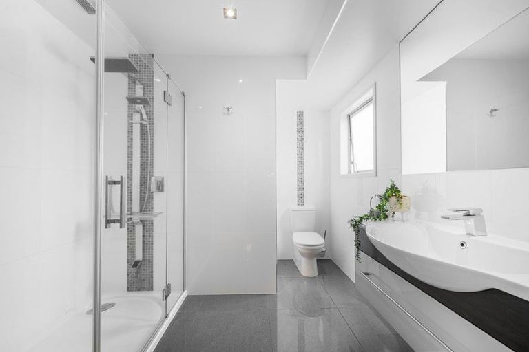 Photo of property in 2/91 Aberdeen Road, Castor Bay, Auckland, 0620